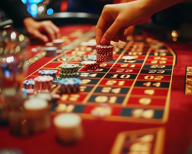 Fortune Tiger live table with dealer and player seats displayed on mobile phone screen